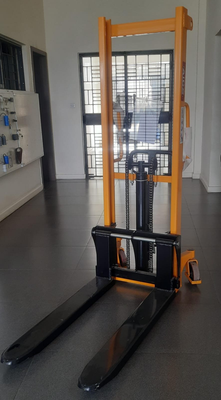 AMS2000-1.6M Aico Japan MANUAL STACKER Capacity 2.0 Tonnes (2000kgs) Lifting height 1.6 metres