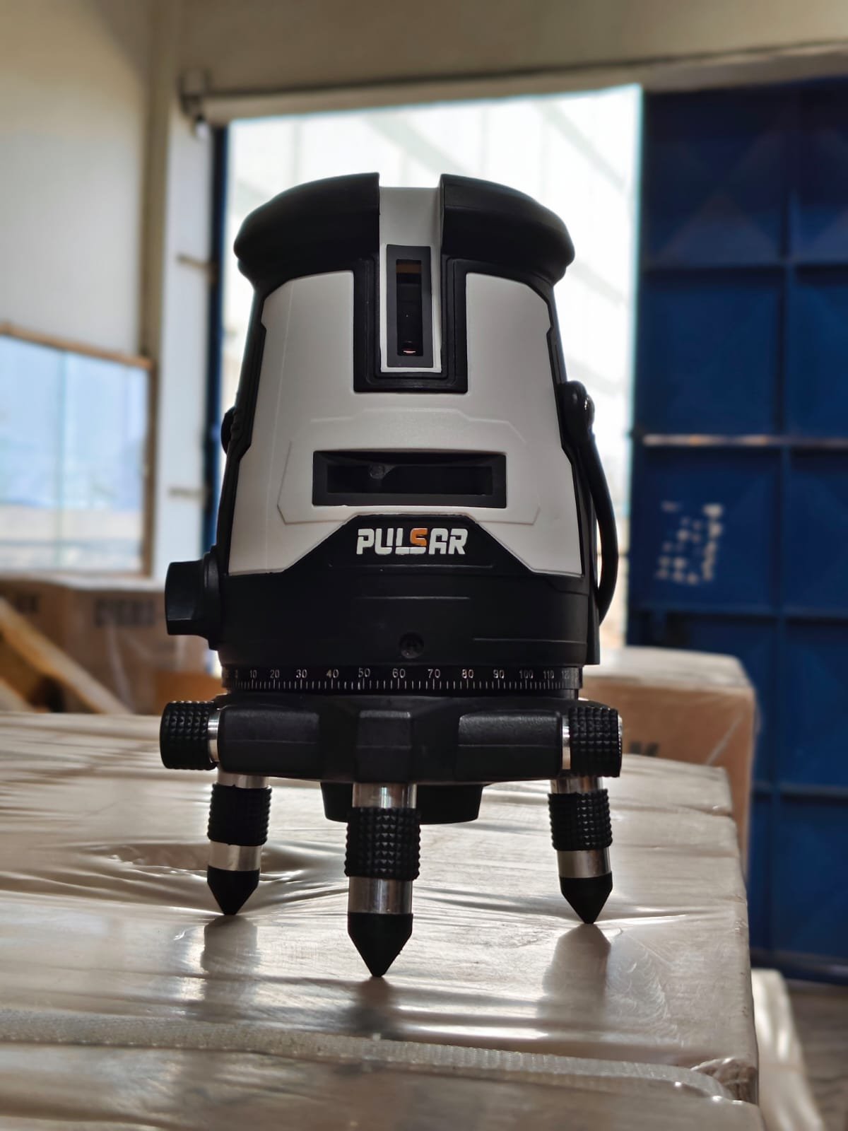 Laser leveler 4LINES PULSAR With 2pcs TYPE C rechargeable batteries and Tripod Stand